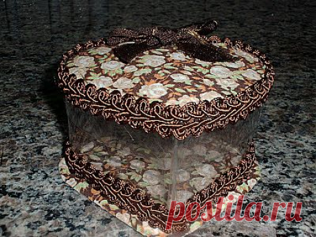 Теперь не выбрасываем пластиковые коробочки и начинаем декорировать....