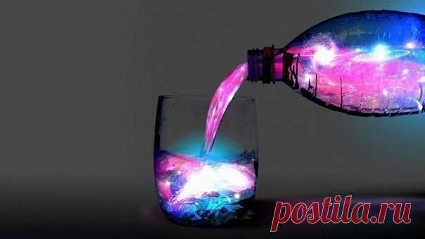 Делаем светящуюся воду

Вам потребуется:
высокий стакан – 1 шт.;
раствор стирального порошка – 20 мл;
перекись водорода 3% - 10 мл;
раствор люминола 3% - 5 мл;
несколько кристаллов марганцовки.

Изготовление:
Наливаем в стакан раствор стирального порошка.
Туда же отправляем перекись водорода и раствор люминола.
Отдельно растираем несколько кристаллов перманганата калия (марганцовки) и тоже отправляем в стакан.
При попытке перемешать, смесь вспенится, и будет красиво искр