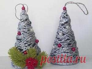 Делаем украшения на елку из джута Я уже готовлюсь к Новому году и хочу поделиться с вами процессом создания своих новогодних игрушек. Для работы на первом этапе нам понадобятся: Клей ПВА. Джутовый шнур. Термопистолет. Бусины для украшения. Пустая пластиковая бутылка, либо лист тонкого картона. Начнем. Из пустой пластиковой бутылки нужно сделать конус и скрепить его скотчем. Плюс конуса из пластика в том, что он многоразовый.