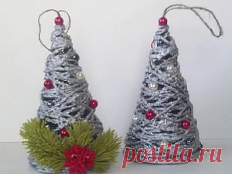 Делаем украшения на елку из джута Я уже готовлюсь к Новому году и хочу поделиться с вами процессом создания своих новогодних игрушек. Для работы на первом этапе нам понадобятся: Клей ПВА. Джутовый шнур. Термопистолет. Бусины для украшения. Пустая пластиковая бутылка, либо лист тонкого картона. Начнем. Из пустой пластиковой бутылки нужно сделать конус и скрепить его скотчем. Плюс конуса из пластика в том, что он многоразовый.