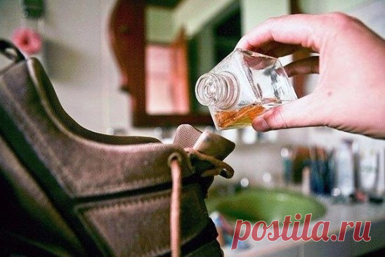 7 способов избавить обувь от неприятного запаха 
Чтобы раз и навсегда избавить свою обувь от неприятного запаха, нужно бороться не только со следствием, но и с причиной, вызвавшей его появление. 
Вы стали замечать, что обувь плохо пахнет, наполняя неприятным запахом прихожую и коридор в доме? Вам неудобно приходить в гости или переобуваться на рабочем месте?Иногда вся проблема заключается в том, что внутренняя поверхность туфель или ботинок с большой интенсивностью впитывает пот и задерживает е