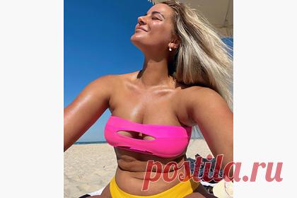 Блогерша показала складки на животе на фото в бикини и восхитила подписчиков. Австралийская блогерша и модельер показала складки на животе на фото в купальнике и восхитила подписчиков. 31-летняя Карина Ибри (Karina Irby) опубликовала пляжный снимок без ретуши. Девушка снялась в комплекте бикини, который состоит из розового топа и желтых плавок, в расслабленной позе.