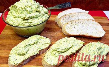 Одна из самых нежных и вкусных намазок на хлеб на удивление делается из обычных кабачков. Она подходит к любому хлебу и очень напоминает легкий, тающий во рту паштет.

Для приготовления нам понадобится 2 кабачка, 1 большая луковица, 1 морковка, соль и перец по вкусу, пучок укропа, 2 плавленых сырка.

И переходим к процессу. Сначала нарезаем кубиками лук и кабачки, натираем морковь на крупной терке. Обжариваем лук на растительном масле ровно минуту. Затем добавляем морковь,...