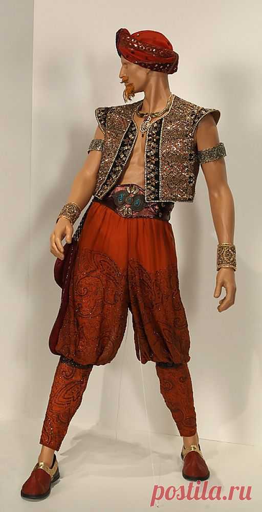 Бывают люди манекены.Бег никуда,им не почем.Играют кукол манекены.Одно и тоже каждый день(волшебная страна книг)