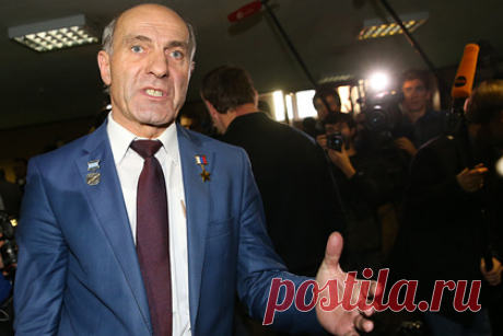 Учитель погибшего в Подмосковье летчика назвал причину катастрофы Ил-112В. Летчик-испытатель Магомед Толбоев предположил, что падение самолета Ил-112В могло произойти из-за резкого возгорания гидравлической системы, которое, в отличие от пожара в двигателе, потушить невозможно. Он добавил, что определить причину возгорания на данный момент сложно — необходимы работы на месте.
