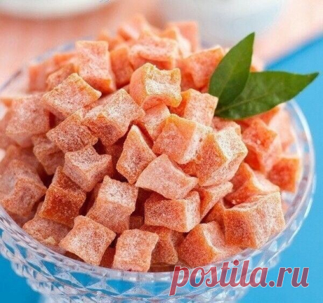 ЦУКАТЫ ИЗ ТЫКВЫ
 
1 кг тыквы нарезать крупными кусочками и залить 1 литром воды в которую добавить 1 ч.л. пищевой соды и оставить на ночь, утром воду слить и промыть тыкву хорошо,меняя воду,сварить сироп из 1,2 кг сахара и 350 мл воды,опустить в горячий строп тыкву и оставить на ночь, затем сироп слить, добавить нарезанный лимон, довести до кипения,добавить тыкву и варить 10 минут, оставить на ночь в сиропе, затем тыкву откинуть на друшлаг и выложить на лист, поставить в д...