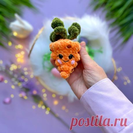 PDF Морковкин крючком. FREE crochet pattern; Аmigurumi toy patterns. Амигуруми схемы и описания на русском. Вязаные игрушки и поделки своими руками #amimore - маленькая морковка из плюшевой пряжи, плюшевая морковь, овощ.