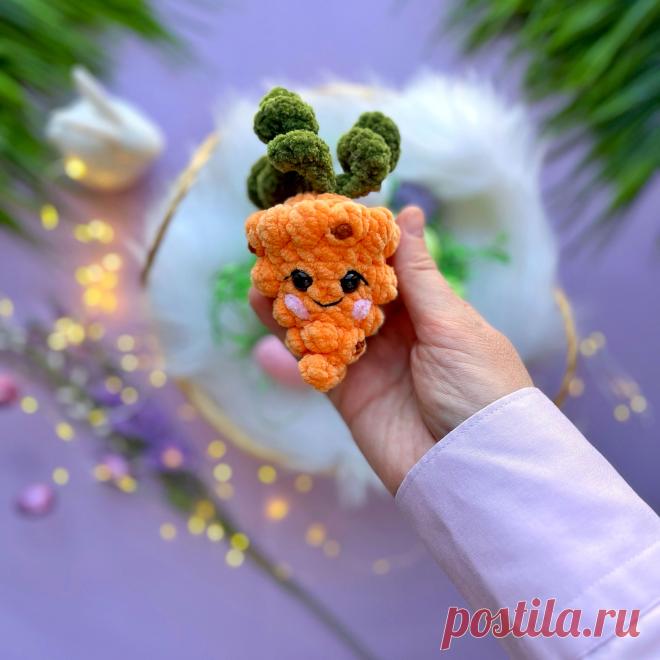 PDF Морковкин крючком. FREE crochet pattern; Аmigurumi toy patterns. Амигуруми схемы и описания на русском. Вязаные игрушки и поделки своими руками #amimore - маленькая морковка из плюшевой пряжи, плюшевая морковь, овощ.