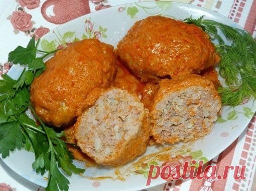 Ленивые голубцы
Redmond 4507

Ингредиенты:
Фарш (говяжий) - 800 гр
Рис - 3/4 мультстакана
Морковь - 2 шт (средние)
Капуста - 1/2 кочана (не большой)
Яйцо - 2 шт.
Чеснок - 1 зуб.
Соль, смесь перцев - по вкусу

Мука для панировки
Растительное масло для обжарки

Для заливки:
томатная паста - 2,5 ст.л.
соус 