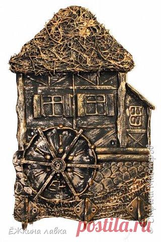 Водяная мельница (ключница) Здравствуйте, друзья! Вам когда-нибудь приходилось бывать на мельнице? А на такой вот с колесом водяным? Нет? И я не бывал)))) Но решил изобразить её в своей новой ключнице)))) Подходите ближе, не стесняйтесь)))) Берите по горсточке зерна и пойдём опробуем нашу мельничку))))) Мельница стояла у самой воды. Возле её стены вращалось огромное колесо. Нижняя часть колеса находилась под водой. ...