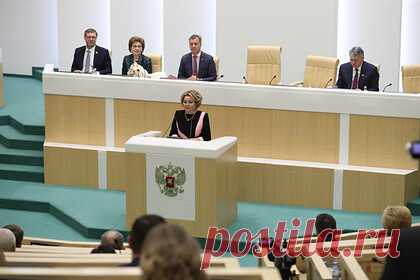 Матвиенко заявила о тайм-ауте в рассмотрении законопроекта о насилии в семье. Председатель Совета Федерации Валентина Матвиенко рассказала, что российские сенаторы взяли тайм-аут в рассмотрении закона о семейно-бытовом насилии. Спикер Совфеда настаивает, что такой закон обязательно должен появиться в стране. Она заверила, что парламентарии будут продолжать искать компромисс в обсуждении закона.