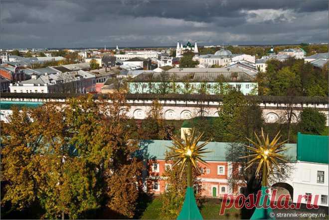 Сердце старого города Ярославля — Спасо-Преображенский монастырь. Письменные упоминания к нему относятся к 12 веку.

Со звонницы Спасо-Преображенского монастыря открывается прекрасный вид на старый город Ярославль.