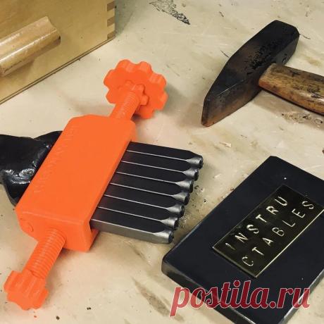 Оснастка для металлически штампов Интересы мастера с ником smogdog разнообразны в том числе это и металлообработка. Есть у мастера и набор буквенно-цифровых штампов. Иногда на металлические детали он набивает обозначение, слова и даже целые фразы. И чем длиннее слова, тем больше "пляшут" буквы. Это происходит из-за разной