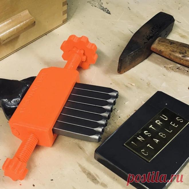 Оснастка для металлически штампов Интересы мастера с ником smogdog разнообразны в том числе это и металлообработка. Есть у мастера и набор буквенно-цифровых штампов. Иногда на металлические детали он набивает обозначение, слова и даже целые фразы. И чем длиннее слова, тем больше 