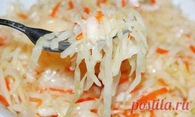 Квашеная капуста получается хрустящей и делается проще некуда . Милая Я