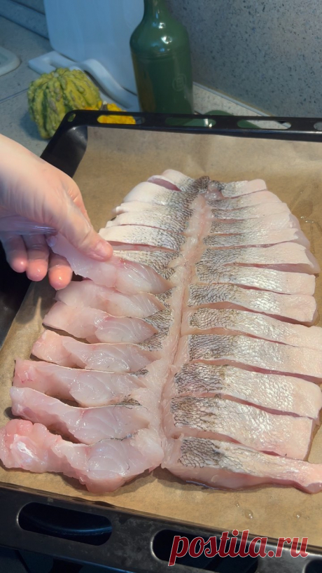 Вкусно запеченная рыба 🐟 
Любите рыбу?
Я очень ! 😋

Нам понадобится:
1 рыба целая ( любая, вкусна)

Для соуса:
Любимые специи ( у меня это суш.аджика/ паприка сладкая/ соль)
Оливковое масло 

Приготовление показала на видео ✨
В разогретую духовку при 200гр 
На 30-35 мин
Получается вкусно