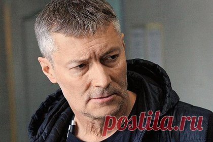 Евгений Ройзман прокомментировал слухи о родстве с генералом Суровикиным. Бывший мэр Екатеринбурга Евгений Ройзман (признан в РФ иноагентом) отреагировал на распространившиеся в сети слухи о том, что он якобы является родственником экс-командующего Объединенной группировкой войск в зоне спецоперации Сергея Суровикина. Он заявил, что уже несколько человек обратились к нему с этим вопросом.