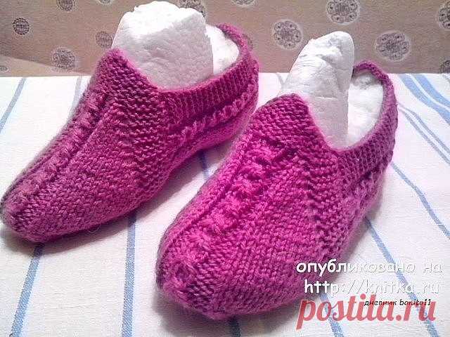 ТАПОЧКИ С ПОДРОБНЫМ ОПИСАНИЕМ.

Женские вязаные спицами тапочки Светланы Ивановой Связаны из полушерстяной Семёновской пряжи по описанию, взятому из интернета, называются “Следки с косами по краям от Ивушки”. Тапочки вяжутся несложно, но в итоге получаются очень симпатичными.