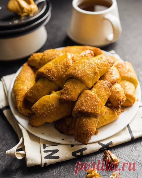 Простые рогалики, скрывающие сотни вариаций  😋
Ингредиенты:
Для теста:
Мука — 300 г Сливочное масло — 200 г Сахар — 100 г Соль — 1 щепотка Яйца — 2 шт.
Вода — 80 мл
Для начинки:
Сливочный сыр — 350 г Сахарная пудра — 150 г Ванильный сахар — 20 г
Приготовление:
1. В миску просейте муку с солью.
Добавьте сахар.
Разомните с мягким маслом до состояния крошки.
2. Влейте воду и замесите тесто.
Сформируйте шар и положите в холодильник на 1 час.
3. Разогрейте духовку до 190 °C. Тесто раскатайте в круг…