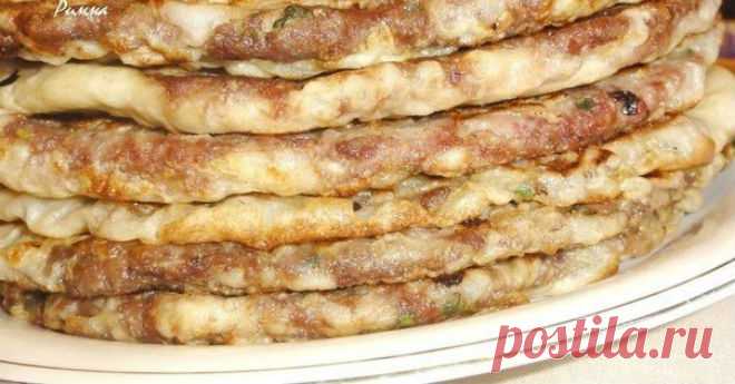 Невероятно сочные китайские лепешки с мясом — безумно вкусно! Ингредиенты:
Для теста:
— 240 мл теплой воды
— 400 гр муки
Для начинки:
— 800 гр мясного фарша
— 4 зубчика чеснока
— зеленый лук
— 2 ст. ложки оливкового масла
— 4 ст. ложки соевого соуса
— 1 ст. ложка имбиря свежего
— 2 ст. ложки водки
— масло сливочное для смазывания лепешек
— соль, м