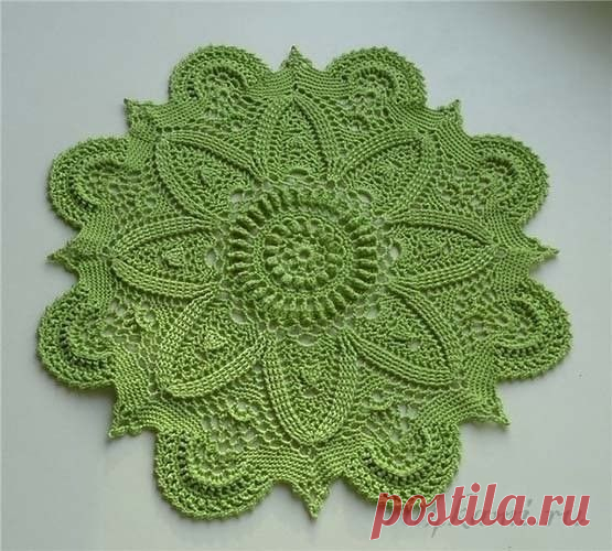 Зеленая салфетка DOILY вязаная крючком, описание по ссылке: 
    http://ru4kami.ru/vyazhem-dlya-doma/562-zelenaya-salfetka-doily-salfetki-kryuchkom.html