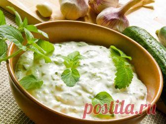 Вкуснейший огуречный соус 
Вкусный соус на основе сметаны для курицы или мяса-гриль. Хорошо подойдет к шашлыкам или в качестве дипа для овощей.

Ингредиенты:Сметана 21% — 400 грОгурцы — 3 штМята — 1 большой пучокЧеснок — 3–4 з…