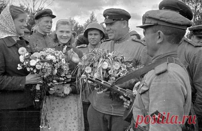 Опубликованы потрясающие фото Великой Отечественной: близнецы-солдаты и беспризорники, рвущие Гитлера