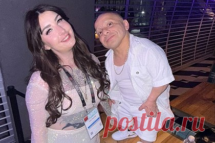 Женщина рассказала об отношениях с 89-сантиметровым бойфрендом старше ее на 19 лет