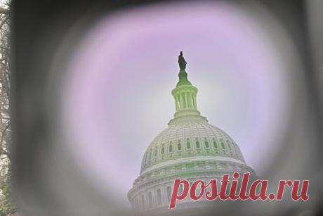 В палате представителей Конгресса США в третий раз не смогли избрать спикера. В палате представителей Конгресса США прошло очередное голосование за спикера, по результатам которого никто из кандидатов вновь не смог набрать требуемого количество голосов. За демократа Хакима Джефриса проголосовали 212 конгрессменов, за республиканца Кевина Маккарти — 202, за его однопартийца Джима Джордана — 20.