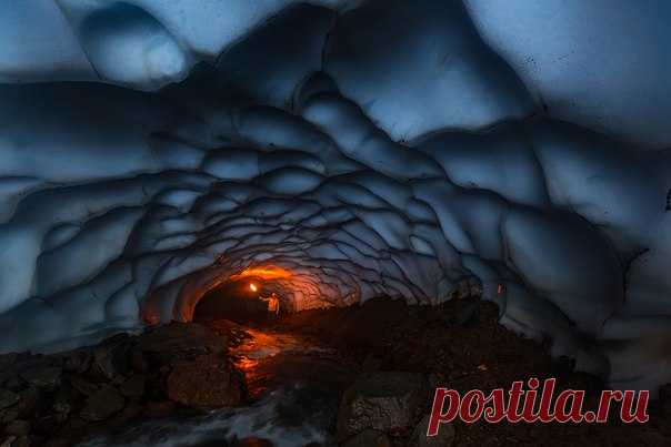 Снежная пещера вулкана Мутновский, Камчатка. Автор фото – Денис Будьков: