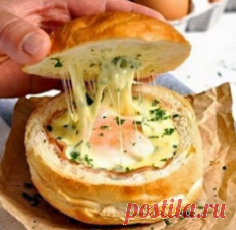 Горячие булочки с яйцом, сыром и ветчиной на завтрак