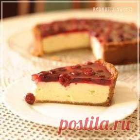 Кто сказал, что чизкейки можно делать только с маскарпоне? С домашним творогом они тоже чудесные!
Для песочной основы:
350 г песочного печенья
150 г сливочного масла
Для творожной начинки:
500г домашнего творога
200г молока
125г сахара
3 яйца
4 ст. л. манки (можно заменить мукой)
Для украшения:
400 г вишен
1 пакетик прозрачного желе для торта
2 ст. л. сахара
вода
Разъемная форма.
Готовим основу: печенье измельчить в блендере или перемолоть на мясорубке до образования мелкой крошки. Растопить с