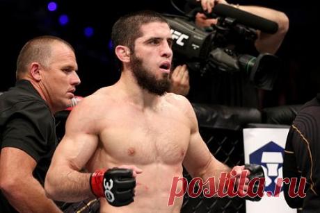 Врач оценил обвинения Махачева в использовании запрещенной капельницы. Спортивный врач Валентин Белявский оценил обвинения российского бойца смешанного стиля (ММА) Ислама Махачева в использовании запрещенной капельниы перед титульным боем с астралийцем Александром Волкановски на турнире UFC 284. По его словам, синяк на руке россиянина мог остаться от любых легальных уколов.