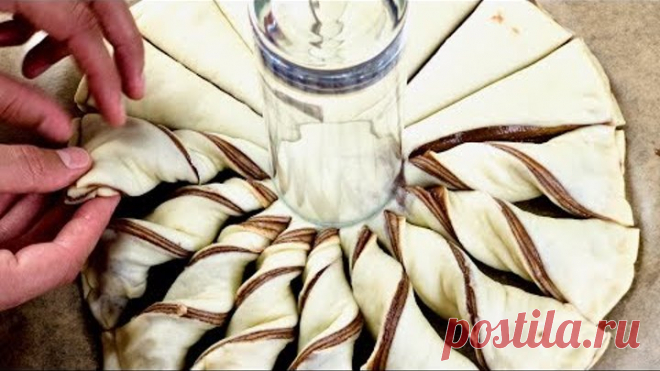 ОСТОРОЖНО! Это может вызвать привыкание! Потрясающий вкус, самые простые продукты Хотите больше рецептов? Посетите наш сайт: https://webspoon.ru/
Или подписывайтесь на наш Facebook: https://www.facebook.com/webspoon

Гости на пороге, а вы не знаете, что подать к чаю? Да, вас всегда может выручить шарлотка или любой другой простой пирог, но это банально! Мы предлагаем вам великолепный рецепт десерта, который готовится очень быстро, выглядит неимоверно аппетитно и для него н...
