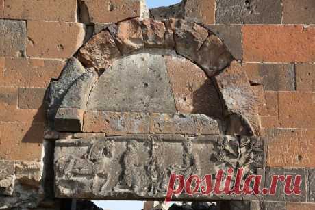 ՄՐԵՆԻ ԿԱԹՈՂԻԿԵ ԵԿԵՂԵՑԻ 639թ
Լուսանկարված ՀՀ տարածքից։
Մի Անի էլ Մրենն է,սահմանի բերանին ու Թուրքիայի տարածքում մնացած
Գմբեթավոր բազիլիկ տիպի հայկական եկեղեցի Kingdom of Armenia-Մեծ Հայքի Ararat Այրարատ նահանգի Շիրակ գավառում:Գտնվում է`Ախուրյանի աջափնյա գետեզրի մոտ,Բագարանից ոչ հեռու,պատմական Մրեն քաղաքի տարածքում:Սեբեոսի վկայությամբ կառուցվել է իշխան Դավիթ Սահառունու կողմից,շինարարությունն ավարտվել է 639-640թթ:
Պատկանում է գմբեթավոր բազիլիկ եկեղեցիների տիպին,լայնությունը 20մ