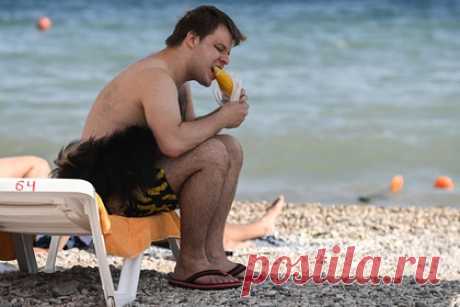 Россиянин раскрыл подноготную работы продавцов кукурузы на пляжах Крыма. Российский турист раскрыл подноготную работы продавцом кукурузы на пляжах Крыма и назвал их среднюю зарплату за сезон. Мужчина побеседовал с мужчиной по прозвищу Вовчик о том, как утроена торговля угощениями на массовых пляжах. Он выяснил, что просто так подойти к туристам и начать продавать кукурузу не получится.