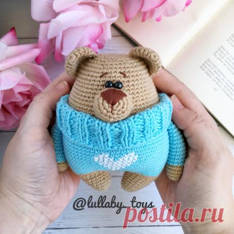 PDF Мишка в свитере крючком. FREE crochet pattern; Аmigurumi doll patterns. Амигуруми схемы и описания на русском. Вязаные игрушки и поделки своими руками #amimore - Медведь, зефирный медвежонок, плюшевый мишка, teddy bear, oso, suportar, ours, bär, ayı, niedźwiedź, medvěd, bära. Amigurumi doll pattern free; amigurumi patterns; amigurumi crochet; amigurumi crochet patterns; amigurumi patterns free; amigurumi today.