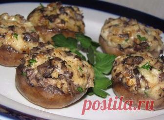 Это блюдо всегда остается моим коронным!! Гости всегда в диком восторге!! А рецептик-то очень простой, но ооочень вкусный!

ФАРШИРОВАННЫЕ ШАМПИНЬОНЫ, ЗАПЕЧЕННЫЕ ПОД СЫРОМ

Ингредиенты:
- Грибы шампиньоны крупные — 10 шт;
- Куриное филе — 200 гр;
- Сыр твердый — 100 гр;
- Репчатый лук — 1 шт;
- Зелень;
- Соль;
- Черный молотый перец;
- Сметана — 2 ст. л;
- Растительное масло — 3 ст. л

Способ приготовления:

1. Лук чистим от кожуры, мелко нарезаем и обжариваем до прозрачнос...