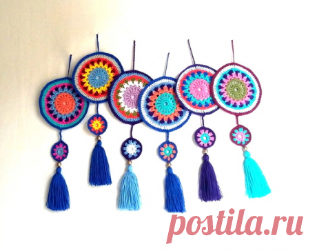 Pingentes Mandalas Decorativas Em Linha Fina no Elo7 | Arte Alecrim Especial (96EA57) Pingentes decorativos tipo mandalas. 
Confeccionados em fio de linha de algodão. 
O preço é referente a um pingente. 
Embalagem individual e celofane. 
tamanho 21 cm x 26 cm.