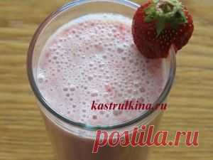Клубничный коктейль из молока и мороженого как в детстве