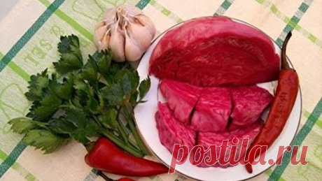 "Капуста по-гурийски" - ВКУСНОТИЩА  НЕОБЫКНОВЕННАЯ!!!
ОБЯЗАТЕЛЬНО сохраняйте  СЕБЕ такое СОКРОВИЩЕ

Ингредиенты:
- кочан белой капусты,
- свекла,
- чеснок,
- стручок горького перца,
- чёрный горошком перец,
- соль,
- крутой кипяток

Приготовление:
1. Режем кочан капусты кусками вместе с кочерыжкой, свеклу разрезаем кружочками, чистим чеснок, нарезаем кусочками горькую перчину.
2. В глубокую кастрюлю складываем слоями:куски капусты, затем кружки свеклы, затем дольки чеснока...