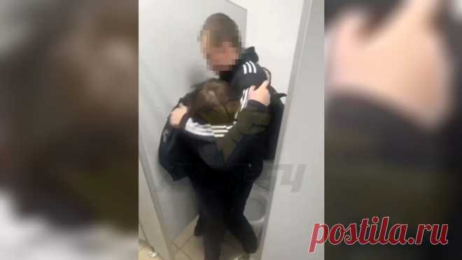Новосибирские подростки подрались из-за вейпа в школьном туалете. В Новосибирске подростки подрались в школьном туалете из-за вейпа и сломали унитаз. Об этом сообщает Telegram-канал АСТ-54 Black. По информации Telegram-канала, причиной конфликта между молодыми людьми стало похищение вейпа. Двое ...