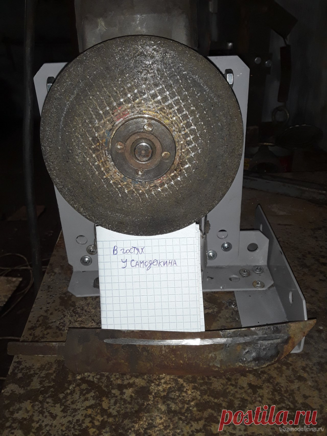 Приспособления для нарезки дола Всем здравствуйте спасибо, что обратили свое внимание на мою статью. Вчера вечером нарезал дол на клинке и немного испортил получиться криво и не симметрично. А клинок к сожалению тонкий и ничего не исправить. Клинок очень много занял время столько работы проделано впустую, но ничего страшного не