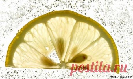 Изумительные замороженные лимоны! Предлагаю вам поместить помытый лимон в морозильную камеру холодильника. После того, как лимон заморожен, возьмите терку, натрите весь лимон (не нужно чистить его) и посыпьте им ваши блюда. Посыпайте им все овощные салаты, мороженое, супы, крупы, макароны, спагетти, рис, суши, блюда из рыбы...