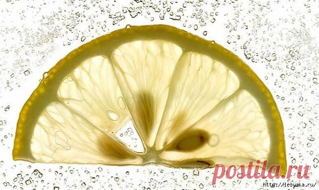 Изумительные замороженные лимоны! Предлагаю вам поместить помытый лимон в морозильную камеру холодильника. После того, как лимон заморожен, возьмите терку, натрите весь лимон (не нужно чистить его) и посыпьте им ваши блюда. Посыпайте им все овощные салаты, мороженое, супы, крупы, макароны, спагетти, рис, суши, блюда из рыбы...