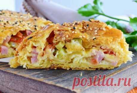 Слоеный рулет с ветчиной, сыром и маринованными огурцами