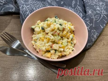 Салат с крабовыми палочками кукурузой и рисом