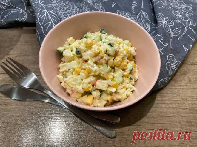 Салат с крабовыми палочками кукурузой и рисом