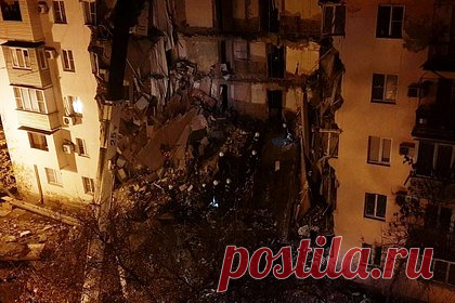 Стало известно о капремонте в обрушившемся доме в Астрахани. Представитель Минстроя Астраханской области заявил, что в частично обрушившемся доме в Астрахани проводили капитальный ремонт несколько лет назад. По его словам, здание построили в 1962 году. В нем пять этажей и 80 квартир. Перекрытия внутри дома деревянные. Слова источника приводит РИА Новости.