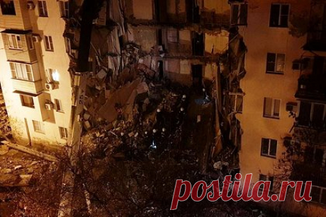 Стало известно о капремонте в обрушившемся доме в Астрахани. Представитель Минстроя Астраханской области заявил, что в частично обрушившемся доме в Астрахани проводили капитальный ремонт несколько лет назад. По его словам, здание построили в 1962 году. В нем пять этажей и 80 квартир. Перекрытия внутри дома деревянные. Слова источника приводит РИА Новости.